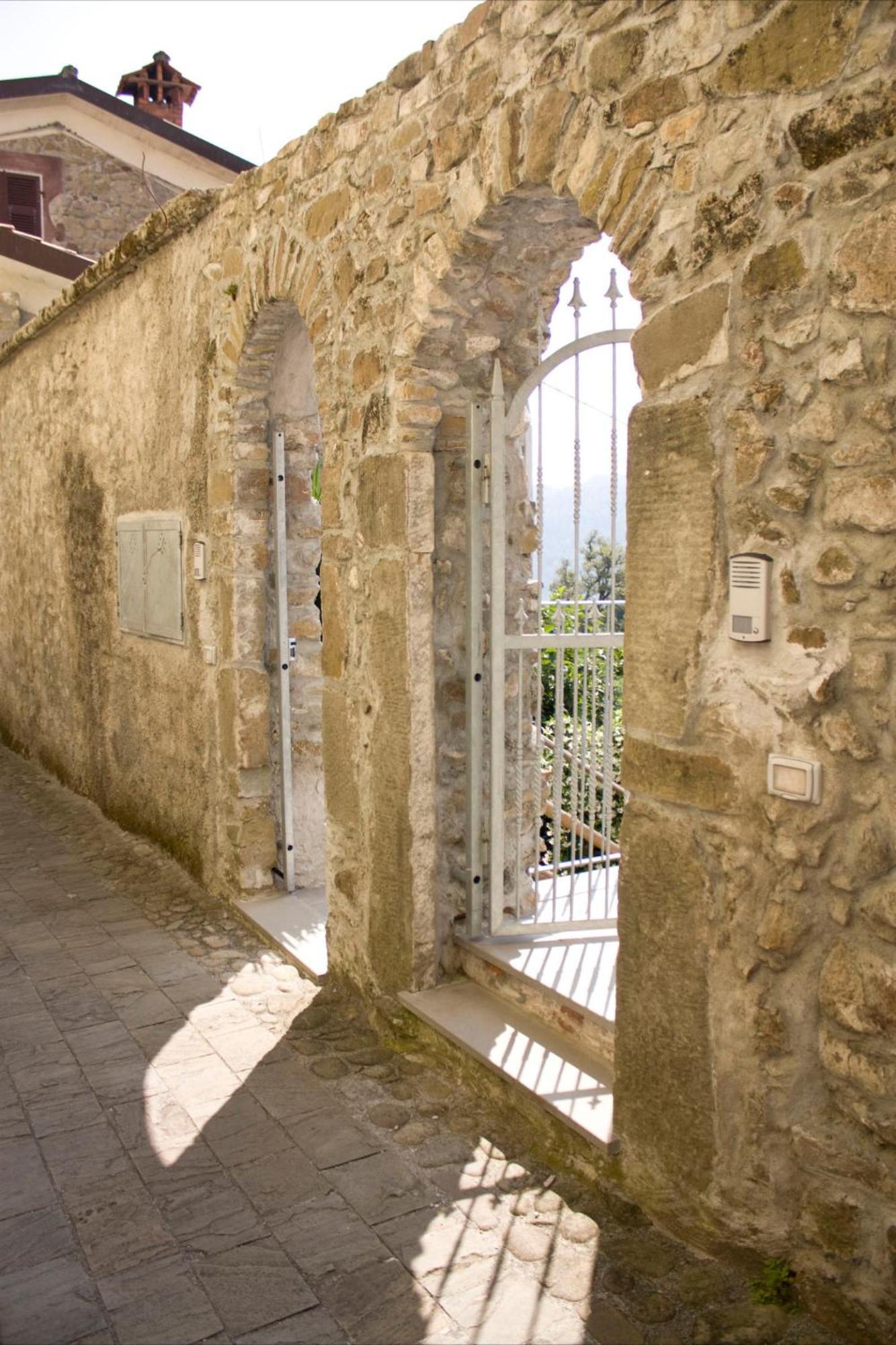 Al Castello Da Annamaria Guest House Beverino Exterior foto